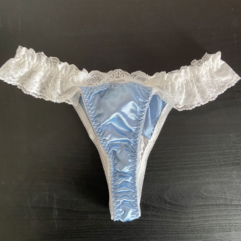 String bleu en satin et dentelle – Image 2