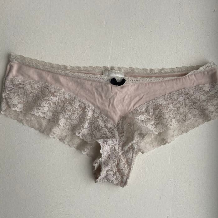 culotte sale - En dentelle couleur blanche et rose
