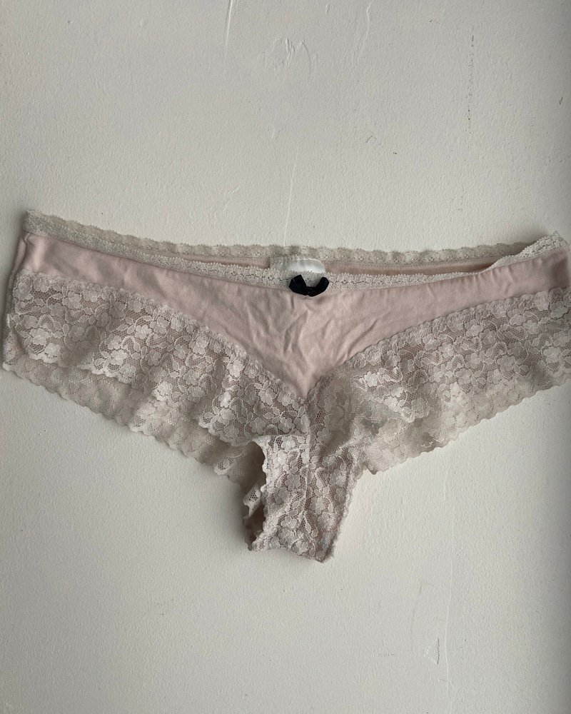 culotte sale - En dentelle couleur blanche et rose