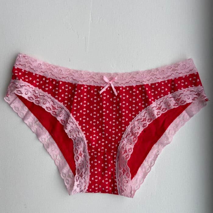 Culotte rouge à petits cœurs en coton