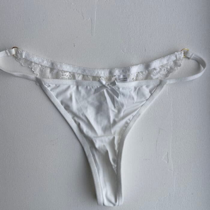 String blanc, dos en dentelle