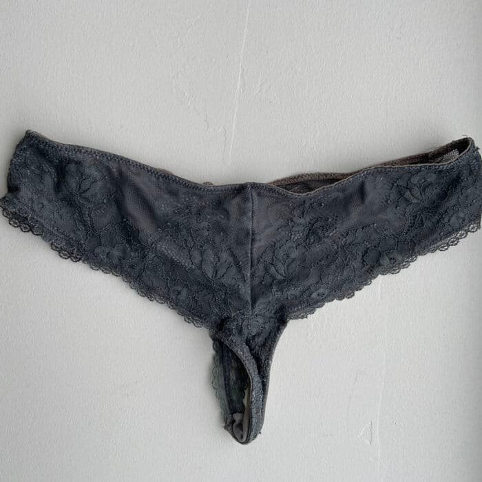 String gris, dos en dentelle
