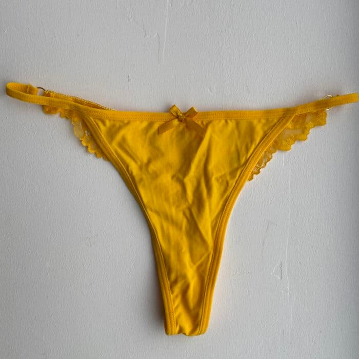 String jaune, dos en dentelle