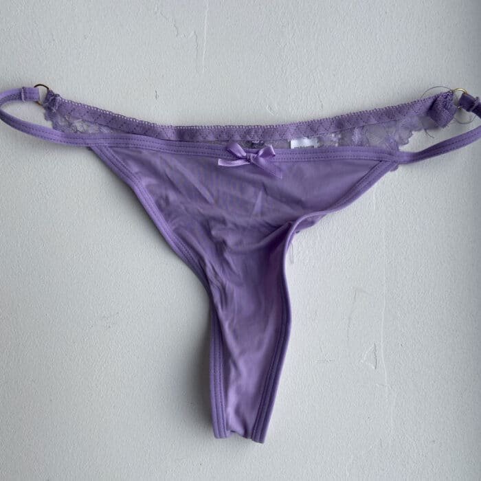 String mauve, dos en dentelle