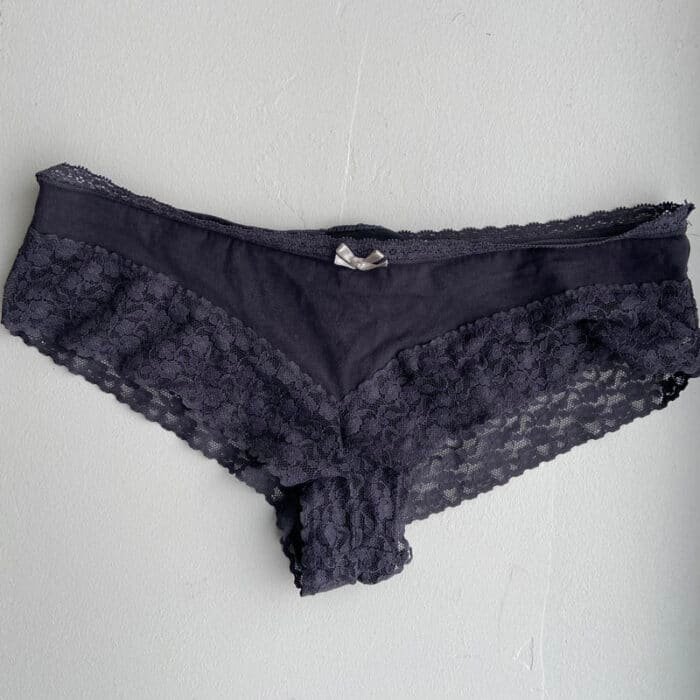 tanga-violet-fonce-dentelle