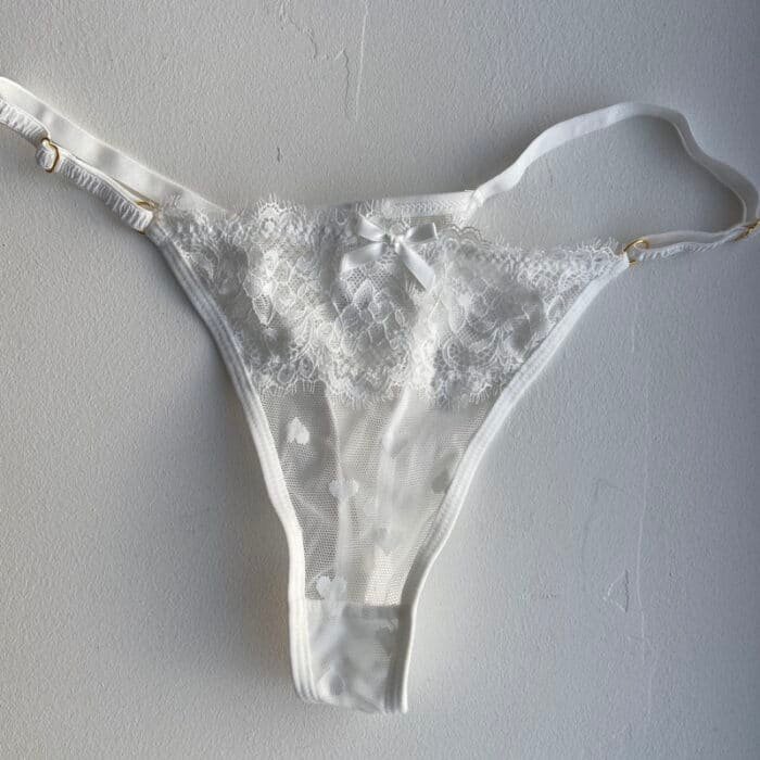 String blanc transparent en dentelle à cœurs
