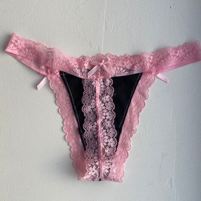 String en dentelle rose et noir
