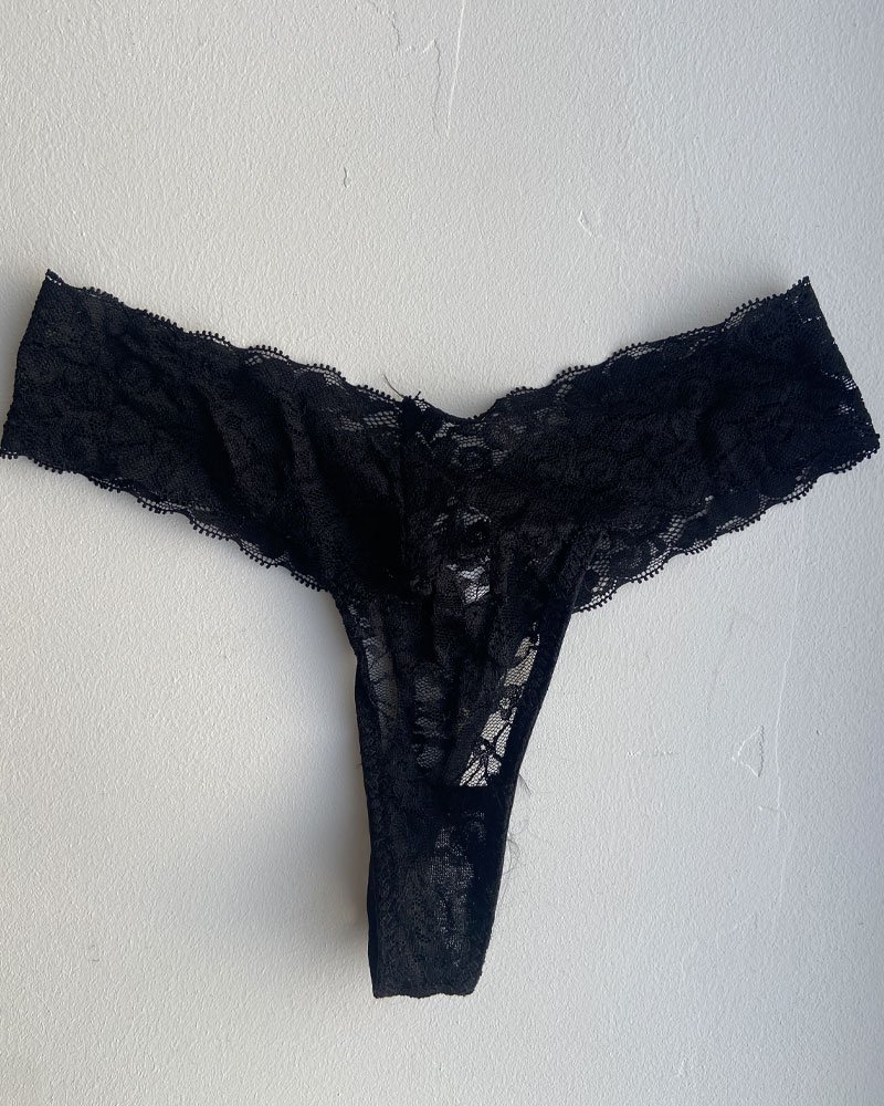 String noir en dentelle à bordure large