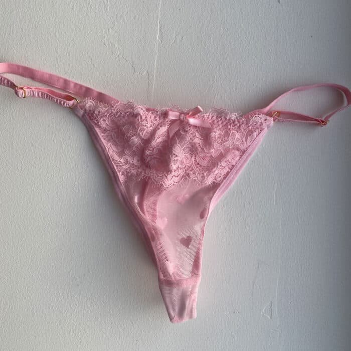 string rose transparent en dentelle coeurs