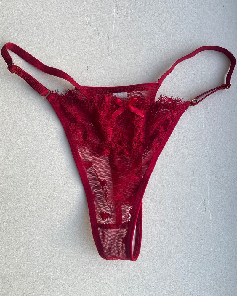 String rouge transparent en dentelle coeurs