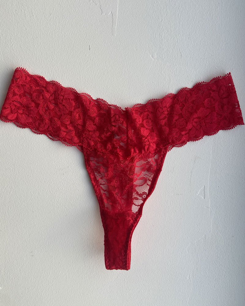 String rouge en dentelle à bordure large