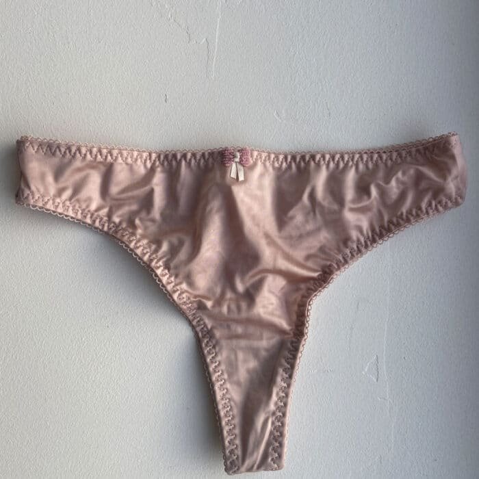 string beige en satin avec petit noeud