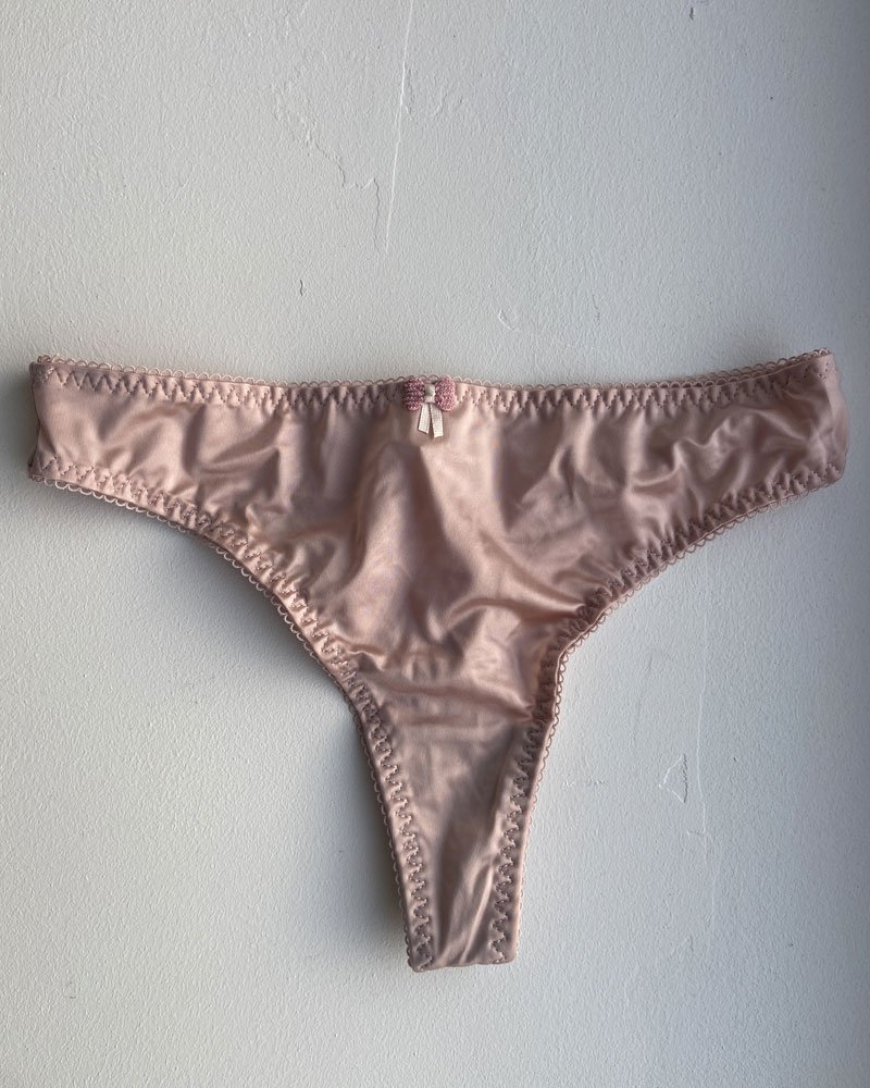 string beige en satin avec petit noeud