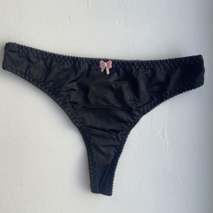 string noir en satin avec petit noeud