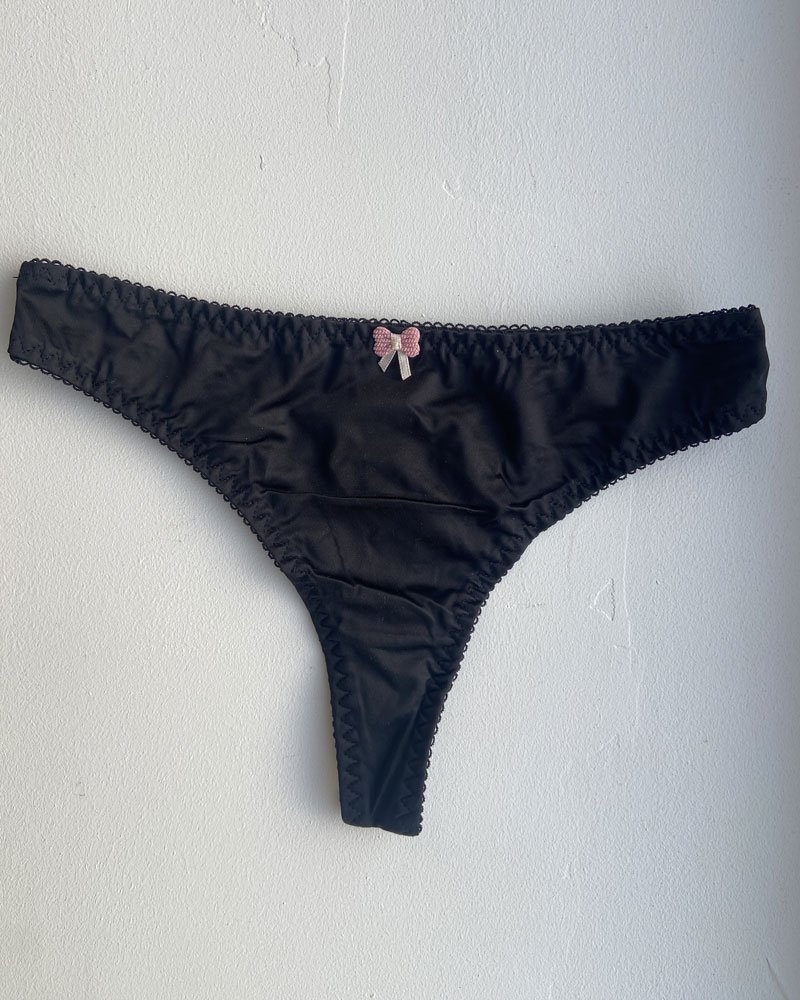 string noir en satin avec petit noeud