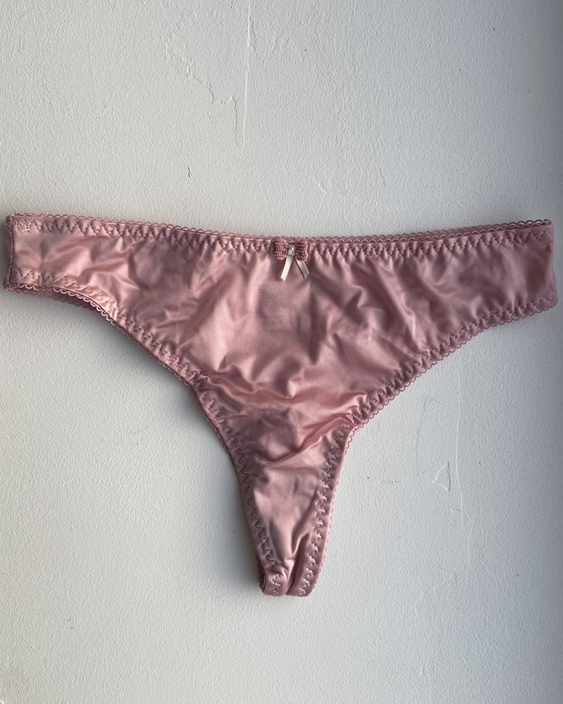 String rose en satin avec petit noeud