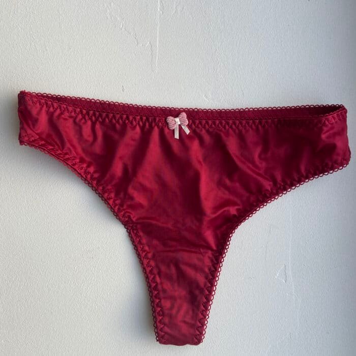 String rouge en satin avec petit nœud