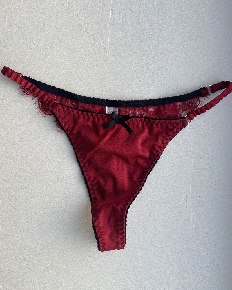 String en satin rouge et noir en dentelle