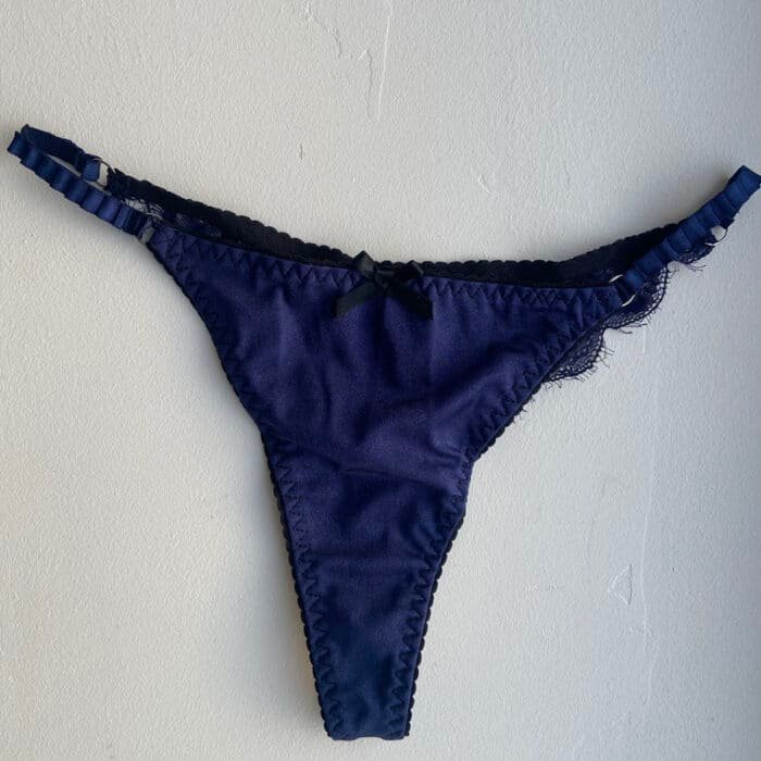 String en satin violet et noir en dentelle